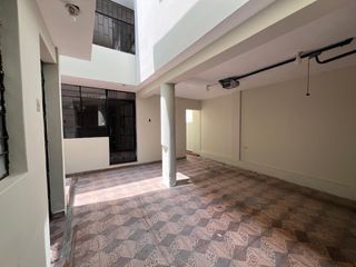 Foto 2 de Venta  Casa Remodelada Frente a Parque en el Distrito de Los Olivos, Lima