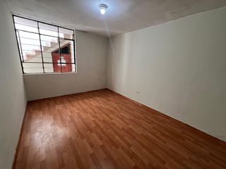 Foto 7 de Venta  Casa Remodelada Frente a Parque en el Distrito de Los Olivos, Lima
