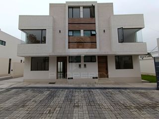 Foto 1 de casa moderna nueva 3 dormitorios 2 parqueaderos La Armenia Valle de los Chillos terraza jardín Parque Metropolitano