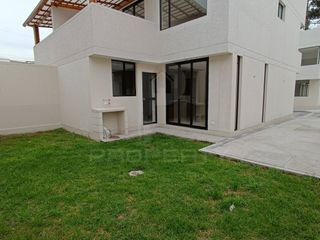 Foto 2 de casa moderna nueva 3 dormitorios 2 parqueaderos La Armenia Valle de los Chillos terraza jardín Parque Metropolitano