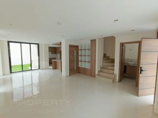 Foto 3 de casa moderna nueva 3 dormitorios 2 parqueaderos La Armenia Valle de los Chillos terraza jardín Parque Metropolitano