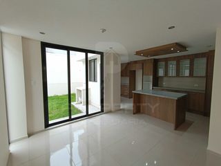 Foto 5 de casa moderna nueva 3 dormitorios 2 parqueaderos La Armenia Valle de los Chillos terraza jardín Parque Metropolitano