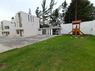 Foto 25 de casa moderna nueva 3 dormitorios 2 parqueaderos La Armenia Valle de los Chillos terraza jardín Parque Metropolitano