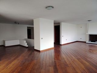 Foto 3 de Vendo Amplio y Moderno Departamento Remodelado en la Urbanización El Condado - Norte de Quito