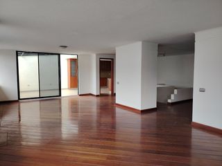 Foto 4 de Vendo Amplio y Moderno Departamento Remodelado en la Urbanización El Condado - Norte de Quito
