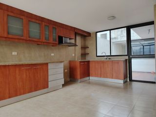 Foto 1 de Vendo Amplio y Moderno Departamento Remodelado en la Urbanización El Condado - Norte de Quito