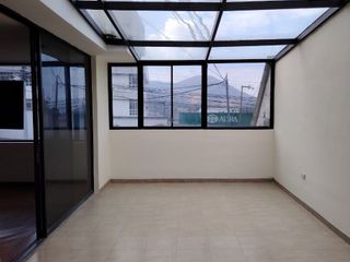 Foto 5 de Vendo Amplio y Moderno Departamento Remodelado en la Urbanización El Condado - Norte de Quito