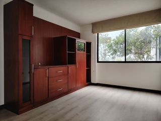 Foto 6 de Vendo Amplio y Moderno Departamento Remodelado en la Urbanización El Condado - Norte de Quito
