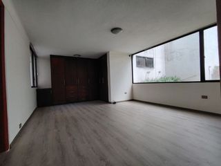 Foto 7 de Vendo Amplio y Moderno Departamento Remodelado en la Urbanización El Condado - Norte de Quito