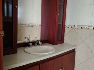 Foto 8 de Vendo Amplio y Moderno Departamento Remodelado en la Urbanización El Condado - Norte de Quito