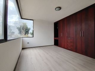 Foto 9 de Vendo Amplio y Moderno Departamento Remodelado en la Urbanización El Condado - Norte de Quito