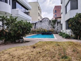 Foto 11 de Vendo Amplio y Moderno Departamento Remodelado en la Urbanización El Condado - Norte de Quito