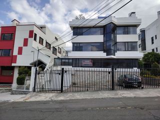 Foto 13 de Vendo Amplio y Moderno Departamento Remodelado en la Urbanización El Condado - Norte de Quito