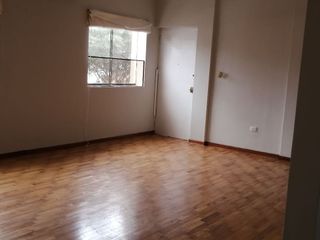 Foto 1 de Vendo, Urb San Antonio. Moderno Departamento totalmente remodelado. Solo 3 departamentos, 1 por piso.