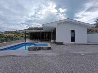 Foto 2 de QUINTA CON PISCINA POR ESTRENAR EN VENTA, EN YUNGUILLA