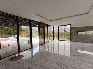 Foto 4 de QUINTA CON PISCINA POR ESTRENAR EN VENTA, EN YUNGUILLA