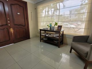 Foto 2 de Casa en Venta, Portón Lomas - Urdesa, 3 Niveles, Ascensor, Norte Gye.