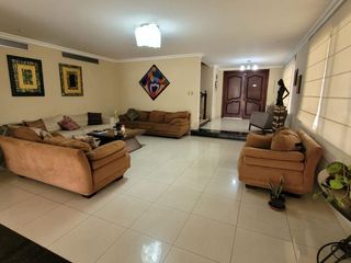 Foto 7 de Casa en Venta, Portón Lomas - Urdesa, 3 Niveles, Ascensor, Norte Gye.