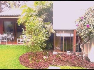 Foto 45 de Vendo Hermosa Casa en Surco con Chimenea y Jardines cerca Av. Primavera