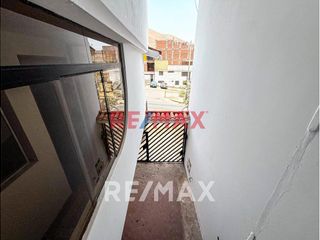 Foto 10 de Casa En Venta De 3 Pisos En Ventanilla