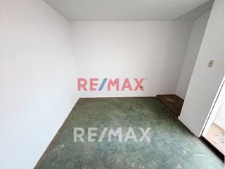 Foto 12 de Casa En Venta De 3 Pisos En Ventanilla