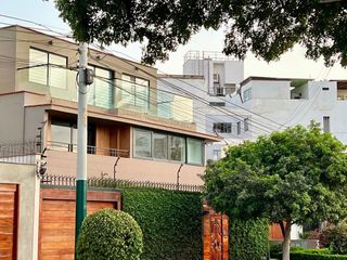 Foto 1 de Vendo bonita casa de 3 pisos en Magdalena del Mar cerca al Club Lima Cricket
