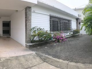 Foto 3 de VENDO CASA - 3 DORMITORIOS PLANTA BAJA - DOS PLANTA ALTA - 5 PARQUEOS - PATIO
