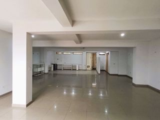 Foto 2 de VENDO EDIFICIO COMERCIAL 5 PISOS EN AV TRAPICHE COMAS