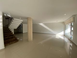 Foto 3 de Espectacular casa en alquiler con ascensor para vivienda o empresa, Sector Parque El Golf