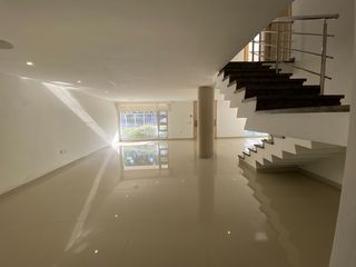 Foto 10 de Espectacular casa en alquiler con ascensor para vivienda o empresa, Sector Parque El Golf