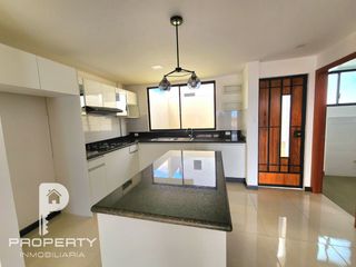Foto 6 de Casa Crédito VIP 220 m2 Valle de los Chillos Puente 3 por estrenar terraza jardín parqueadero cubierto esquinera