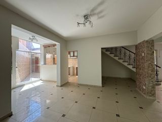 Foto 1 de VENDO CASA Al Frente Del Estadio Melgar Parte Sur.