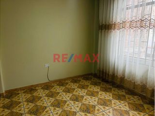 Foto 12 de Se Vende !!! Casa En Urb. Primavera /Cerca A Av. America Norte Y Tupac Amaru/255M2 De Construcción