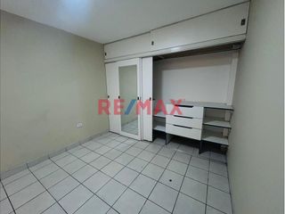 Foto 13 de Se Vende !!! Casa En Urb. Primavera /Cerca A Av. America Norte Y Tupac Amaru/255M2 De Construcción