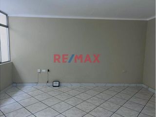 Foto 15 de Se Vende !!! Casa En Urb. Primavera /Cerca A Av. America Norte Y Tupac Amaru/255M2 De Construcción