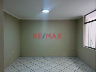 Foto 18 de Se Vende !!! Casa En Urb. Primavera /Cerca A Av. America Norte Y Tupac Amaru/255M2 De Construcción