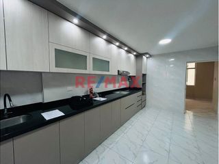 Foto 1 de Se Vende !!! Casa En Urb. Primavera /Cerca A Av. America Norte Y Tupac Amaru/255M2 De Construcción