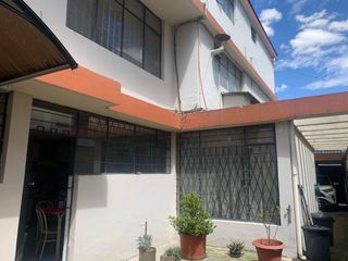 Foto 19 de Venta Casa  Rentera sector Jipijapa 3 departamentos