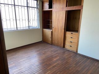 Foto 9 de Venta Casa  Rentera sector Jipijapa 3 departamentos