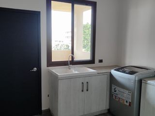 Foto 5 de En alquiler departamento de 4 dormitorios  en Garzota. (SM)