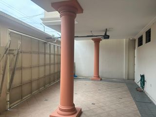 Foto 8 de Garzota, Venta de Linda Casa rentera 7 dormitorios separada en 2 departamentos con Jacuzzi