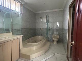 Foto 35 de Garzota, Venta de Linda Casa rentera 7 dormitorios separada en 2 departamentos con Jacuzzi