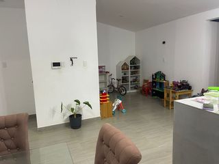 Foto 3 de Relájate mientras observas a tus hijos divertirse en el jardín. La comodidad y la tranquilidad están garantizadas.