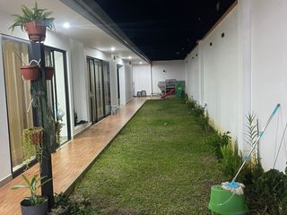 Foto 5 de Relájate mientras observas a tus hijos divertirse en el jardín. La comodidad y la tranquilidad están garantizadas.