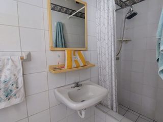 Foto 11 de Venta Kennedy Nueva, casa con 5 dormitorios, tres en planta baja, dos salas, parqueo