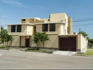 Foto 1 de AMPLIA CASA EN VENTA O ALQUILER LOMA BLANCA - PIURA