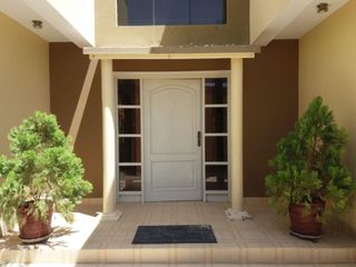 Foto 2 de AMPLIA CASA EN VENTA O ALQUILER LOMA BLANCA - PIURA