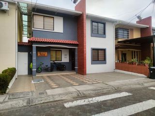 Foto 1 de Renta/venta  casa en Urbanización Milann, 4 Dormitorios, por el CC El Dorado