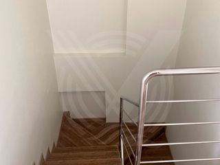 Foto 8 de AMPLIO Y LINDO DUPLEX DE 133M2 CON VENTANAS HERMÉTICAS EN DORMITORIOS  (NO PAGA ALCABALA)