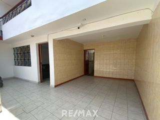 Foto 12 de Venta De Hermosa Casa De 3 Pisos Ubicada En La Mejor Zona Del Rimac, En La Av La Capilla.